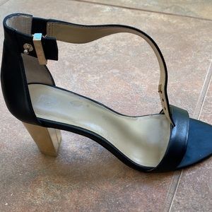 Ann Taylor gold buckle gold heeled shoe - size 8